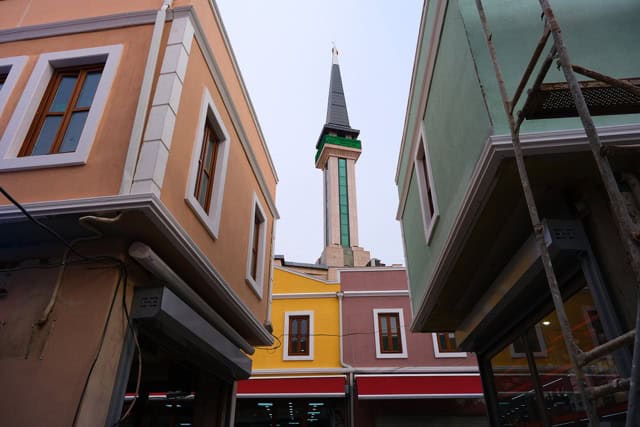 Şehir merkezi ve kültürel olaylar, basın ve medya haberleri için ideal görsel.